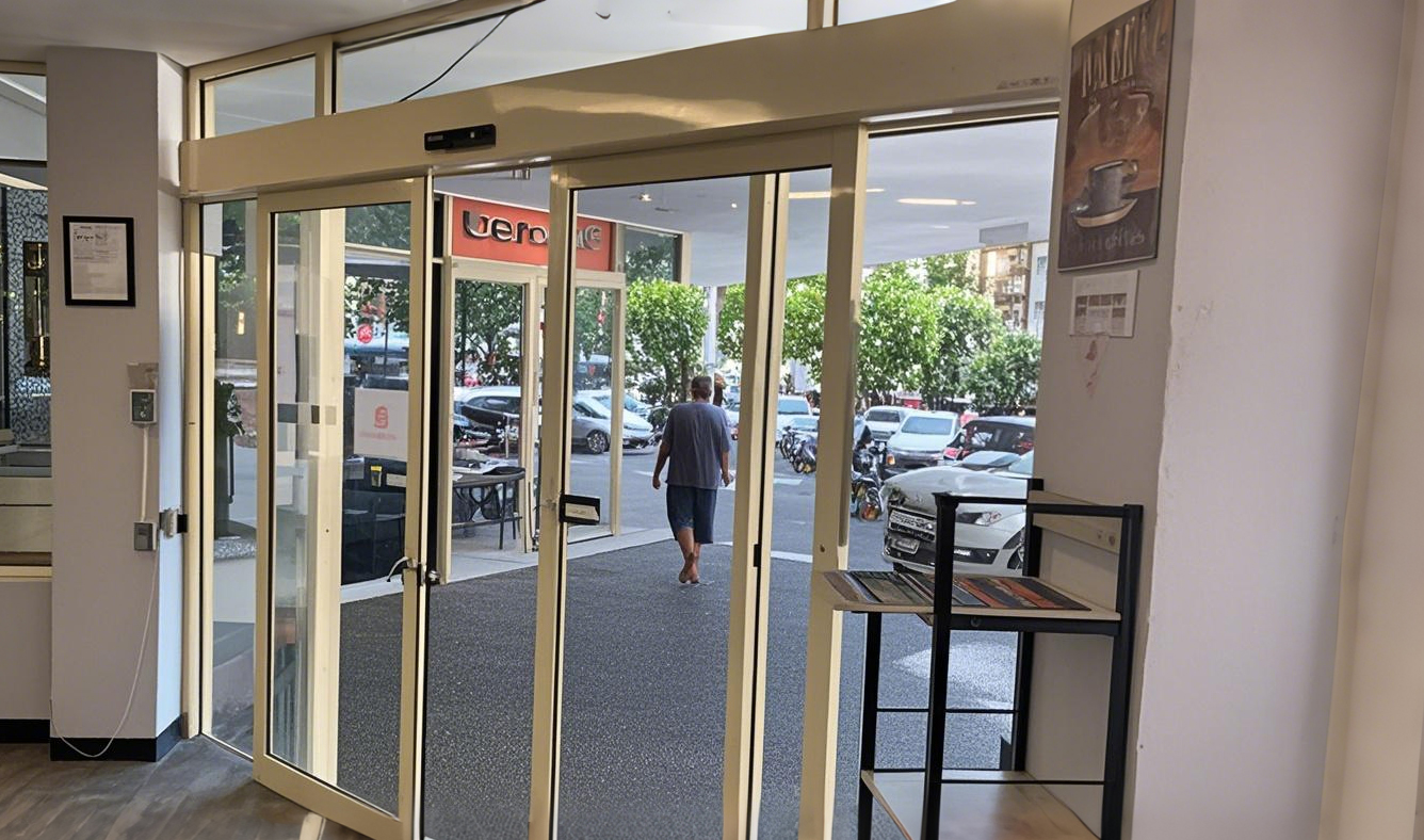 Automazione senza sforzo per porte pesanti con motore YFSW200